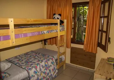 Litera o literas de una habitación en Casita blanca con fibra óptica y piscina cominutaria