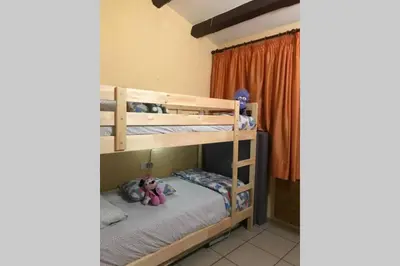 Cama o camas de una habitación en Casita blanca con fibra óptica y piscina cominutaria