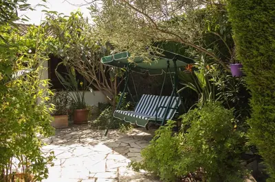 Jardín al aire libre en Casita blanca con fibra óptica y piscina cominutaria