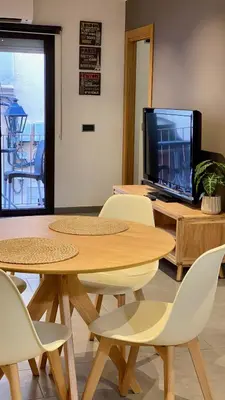 Una televisión o centro de entretenimiento en Pequeño loft para dos