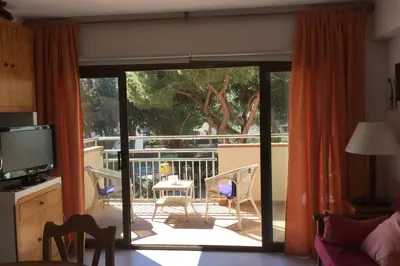 Un balcón o terraza de APARTAMENTO JUNTO AL MAR CON JARDIN COMUNITARIO Y PARKING