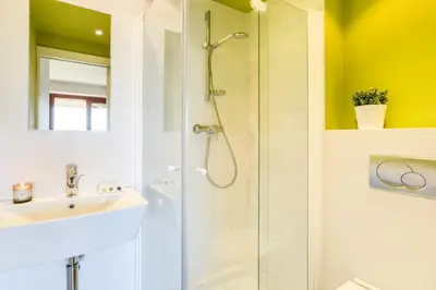 Un baño de Lets Holidays garden house in front of the beach