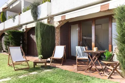 Jardín al aire libre en Lets Holidays garden house in front of the beach