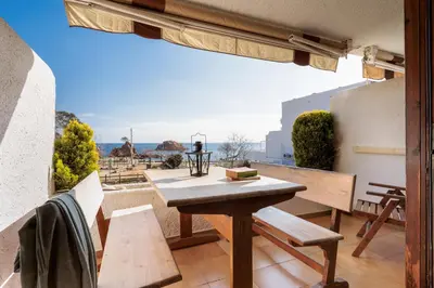 Un balcón o terraza de Lets Holidays garden house in front of the beach