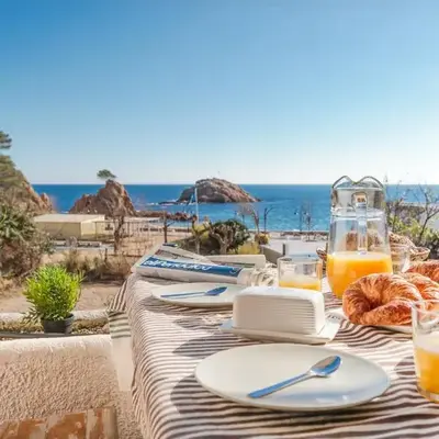 Lets Holidays garden house in front of the beach