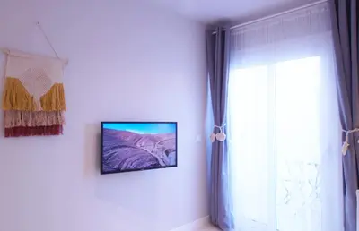 Una televisión o centro de entretenimiento en Budget Beach Studio 24