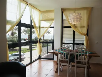 Zona de estar de NINFA Apartamento con balcón ideal familias con vistas al mar