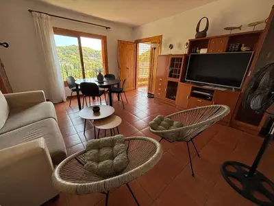 Una televisión o centro de entretenimiento en Quiet apartment Cala Canyellas