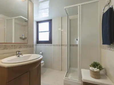 Un baño de Lets Holidays Centric apartment with parking