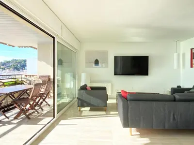 Una televisión o centro de entretenimiento en Magnificent apartment at the sea front of Tossa de Mar