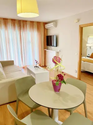 Una televisión o centro de entretenimiento en Apartamentos Beverly
