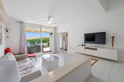 Una televisión o centro de entretenimiento en Hauzify I Apartament Orquídies