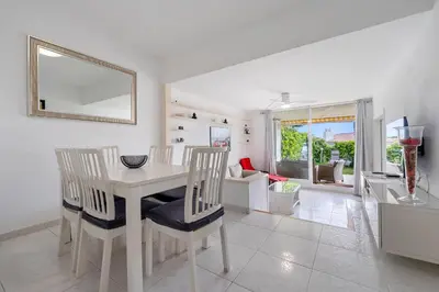 Una televisión o centro de entretenimiento en Hauzify I Apartament Orquídies