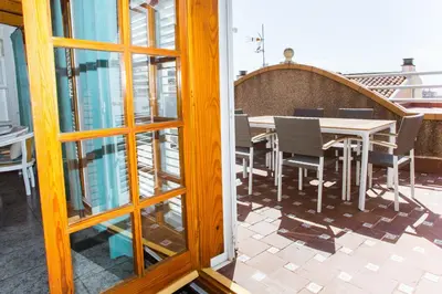 Un balcón o terraza de AL32 - Atico con piscina privada 200m de la playa