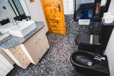 Una televisión o centro de entretenimiento en AL32 - Atico con piscina privada 200m de la playa