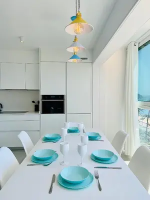 Una cocina o zona de cocina en Seafront New Apartment Boutique