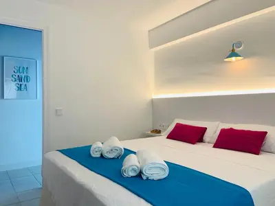 Cama o camas de una habitación en Seafront New Apartment Boutique