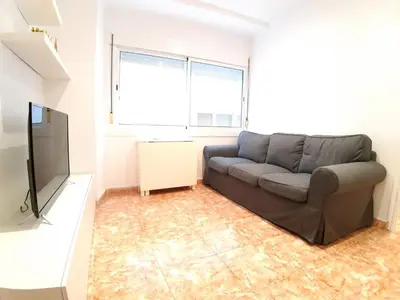 Una televisión o centro de entretenimiento en Apartamento centro de Blanes a 20m de la playa