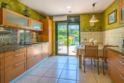 Una cocina o zona de cocina en Villa Jaruco Lux Piscina Privada Familiar BBQ Aire Acondicionado