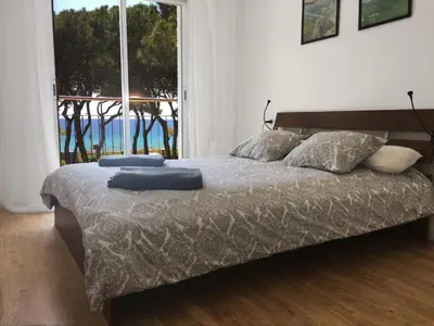 Cama o camas de una habitación en Golden Sunrise Apartment with Sea Views