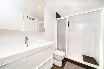 Un baño de Golden Sunrise Apartment with Sea Views