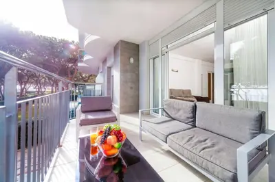 Un balcón o terraza de Golden Sunrise Apartment with Sea Views