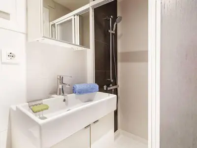 Un baño de Golden Sunrise Apartment with Sea Views