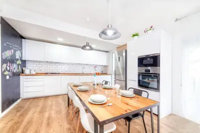Una cocina o zona de cocina en Golden Sunrise Apartment with Sea Views