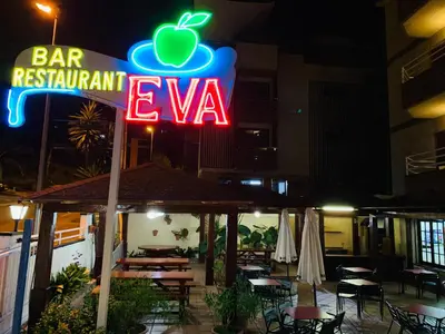 Un restaurante o sitio para comer en Eva Aparthotel