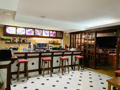 El salón o zona de bar de Eva Aparthotel
