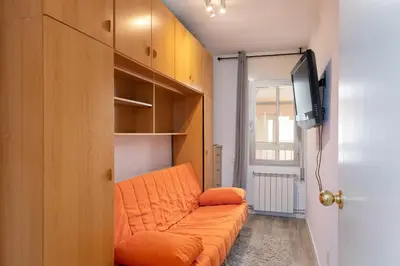 Una televisión o centro de entretenimiento en Hauzify I Center S'Agaró