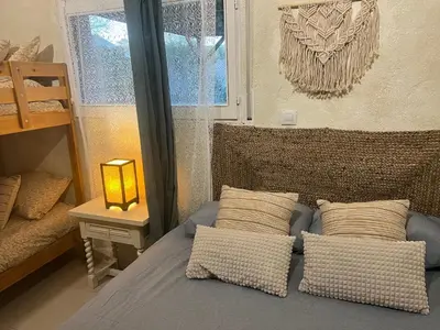 Cama o camas de una habitación en Apartamento loft, jardín y piscina privada