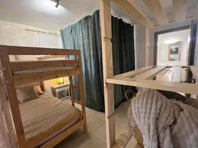 Cama o camas de una habitación en Apartamento loft, jardín y piscina privada