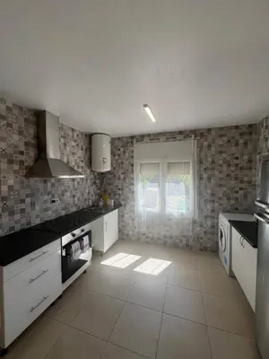 Una cocina o zona de cocina en Apartamento loft, jardín y piscina privada