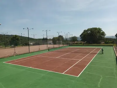 Instalaciones para jugar a tenis o squash en Apartamento loft, jardín y piscina privada o alrededores
