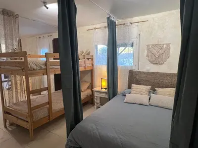 Cama o camas de una habitación en Apartamento loft, jardín y piscina privada
