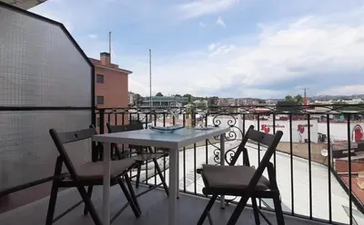 Un balcón o terraza de White Apartment