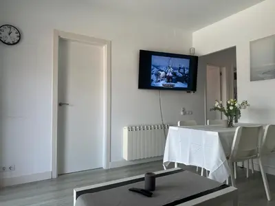 Una televisión o centro de entretenimiento en White Apartment