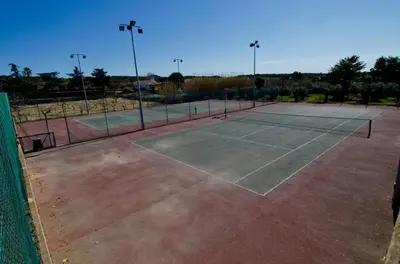 Instalaciones para jugar a tenis o squash en Ca La Maria o alrededores
