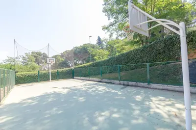 Instalaciones para jugar a tenis o squash en Boadella ATICO - SEAVIEW PENTHOUSE o alrededores