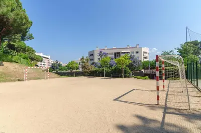 Instalaciones para jugar a tenis o squash en Boadella ATICO - SEAVIEW PENTHOUSE o alrededores