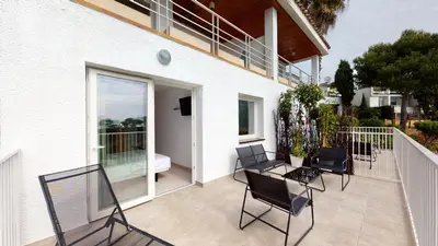 Un balcón o terraza de Villa Reymar - diseño y vistas al mar