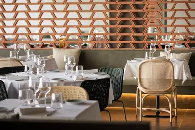 Un restaurante o sitio para comer en Atzavara Hotel & Spa