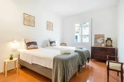 Cama o camas de una habitación en New top floor apt with a lot of light & air-con