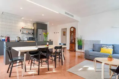 Una cocina o zona de cocina en New top floor apt with a lot of light & air-con