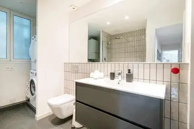 Un baño de New top floor apt with a lot of light & air-con