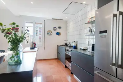 Una cocina o zona de cocina en New top floor apt with a lot of light & air-con