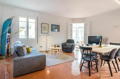 Una televisión o centro de entretenimiento en New top floor apt with a lot of light & air-con