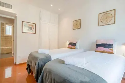Cama o camas de una habitación en New top floor apt with a lot of light & air-con