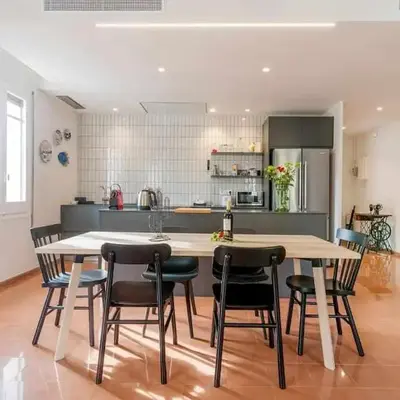 New top floor apt with a lot of light & air-con